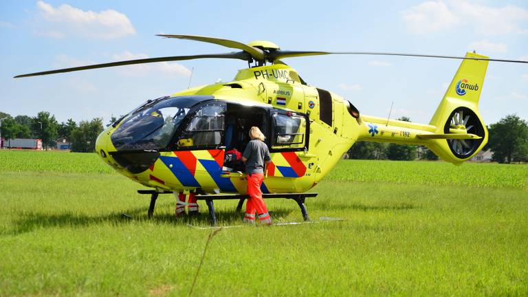 Man duikt in het water en raakt bewusteloos, omstanders redden hem eruit