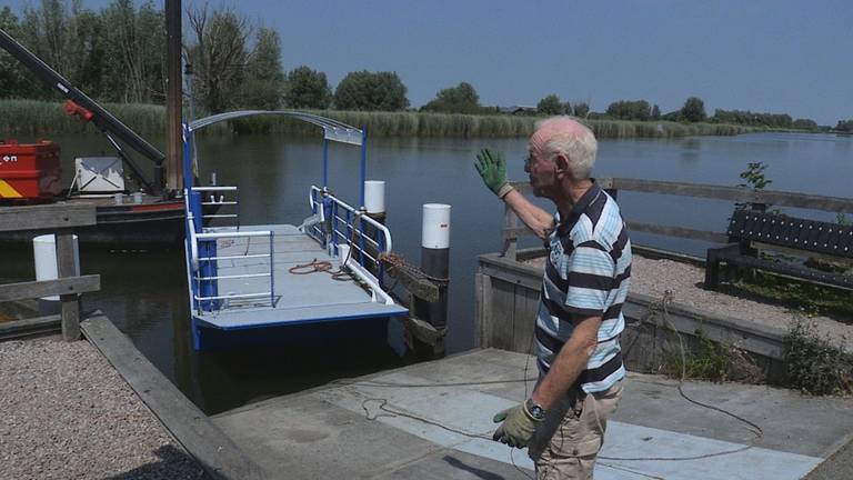 Pontje Steur ligt weer in het water, nu nog heen en weer