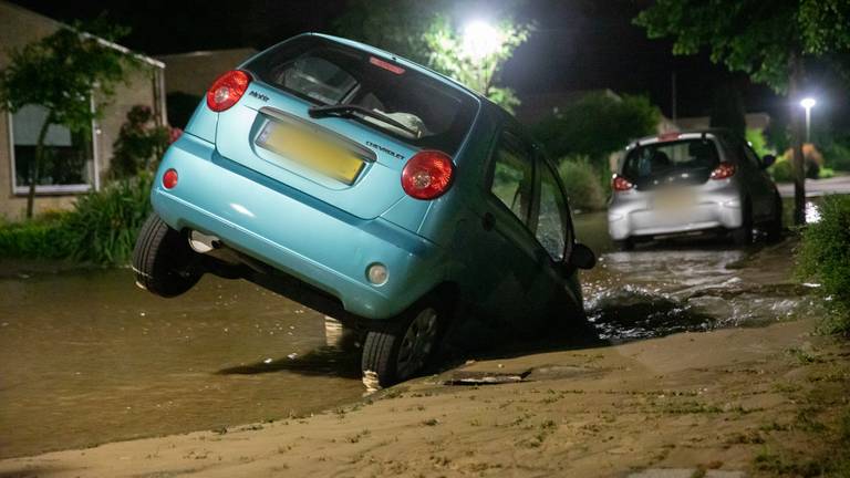 Straat verandert in riviertje in Roosendaal, auto zakt in sinkhole