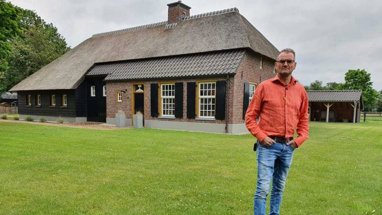 Henri liet na de hagelstorm een nieuw huis bouwen. 