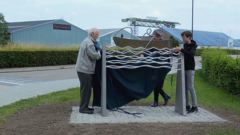 Ondanks verbod onthult dwarse inwoner van Drimmelen toch 'zijn' kunstwerk