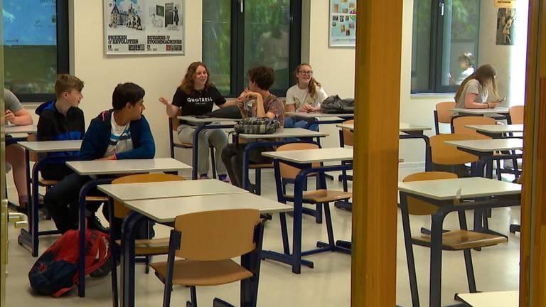 Middelbare school gaat maar half open en de leerlingen vinden het prima