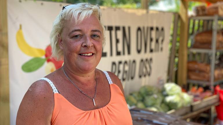 Angelique zit zelf in de bijstand, maar deelt elke week eten uit