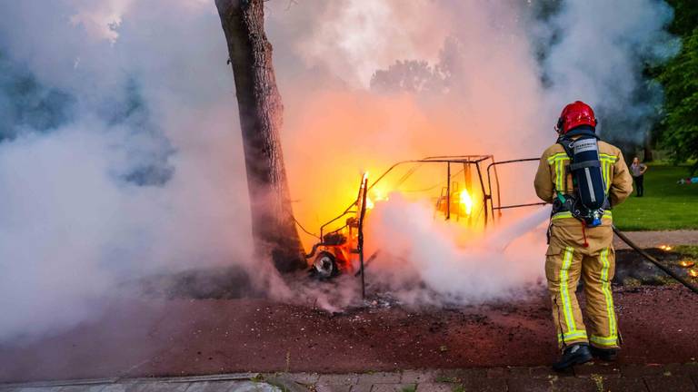 Een 45 kilometer auto is zondagavond tijdens het rijden in brand gevlogen.