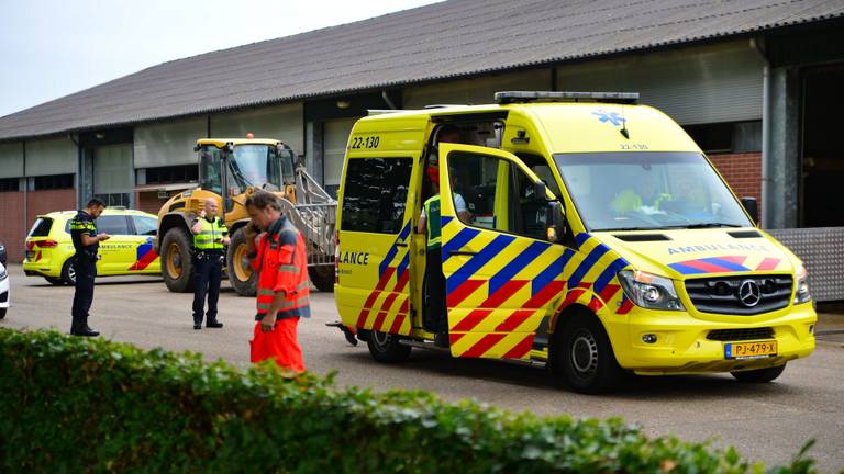 Man zwaargewond bij ongeluk op boerderij in Deurne
