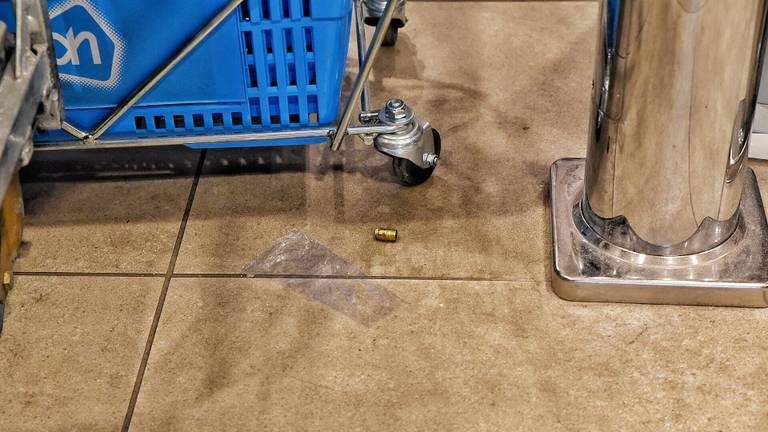 Overvaller lost schot in drukke Albert Heijn-supermarkt in Tilburg