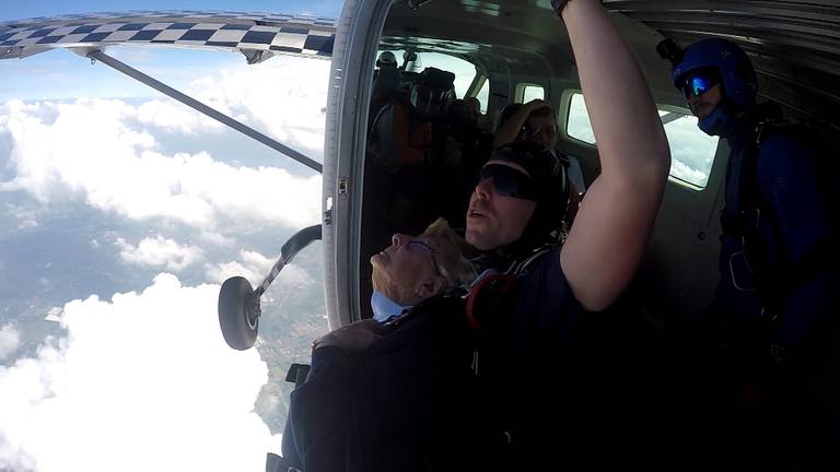 Nelly (92) maakt parachutesprong om geld voor hulphonden in te zamelen