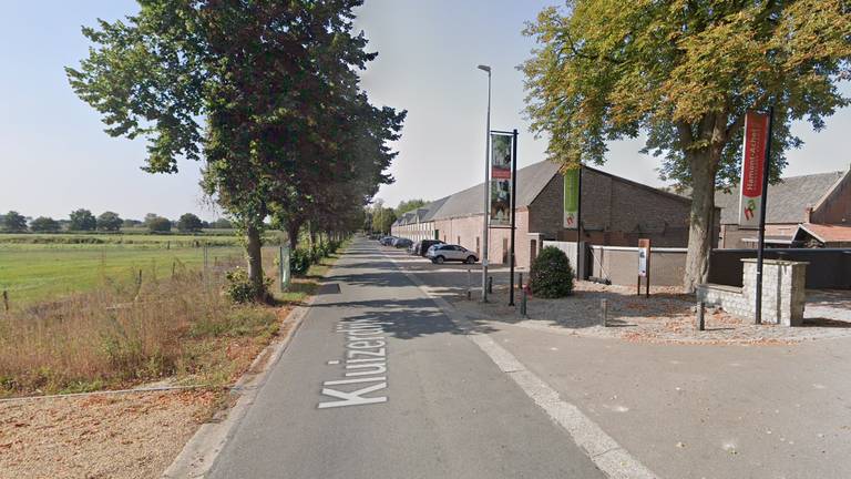 Het parkeerterrein bij de Achelse Kluis (foto: Google Maps).