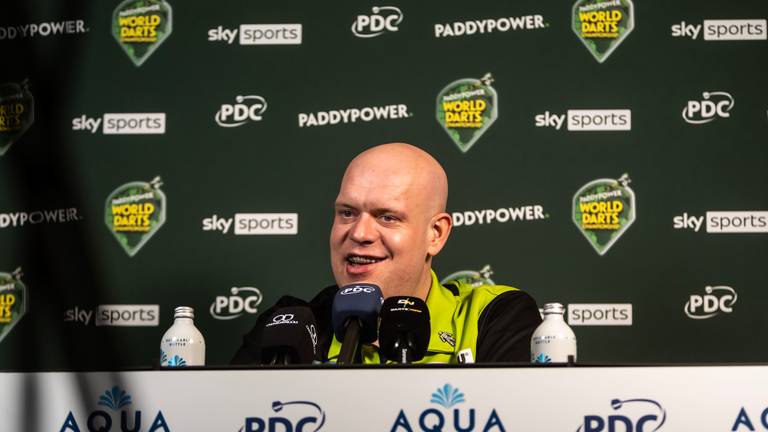 Michael van Gerwen tijdens een persconferentie. (Foto: PDC).