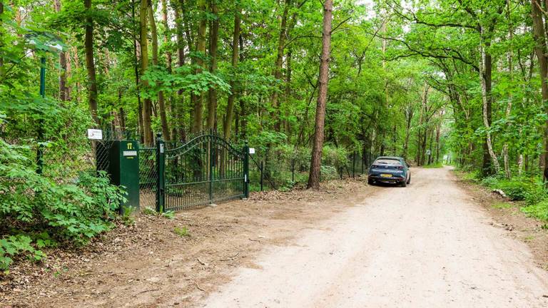 Het hek voor het huis waar de man werd gevonden (foto: Dave Hendriks/SQ Vision).