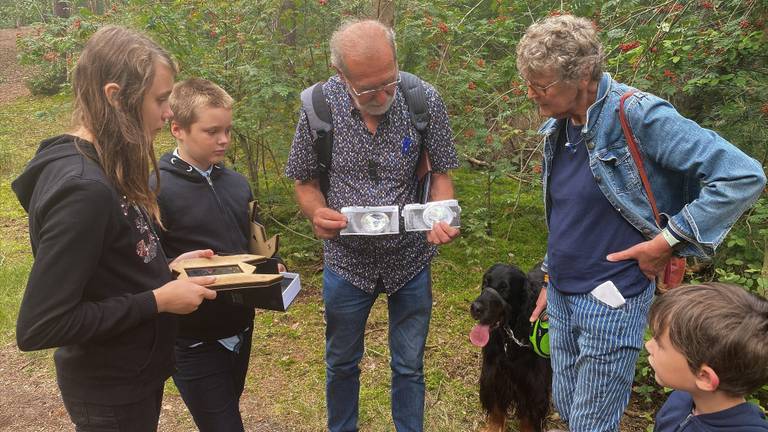 Familie Bruyns uit Sint Annaland speelt outdoor escape game De vermiste fotograaf bij het Natuurpodium in Bergen op Zoom