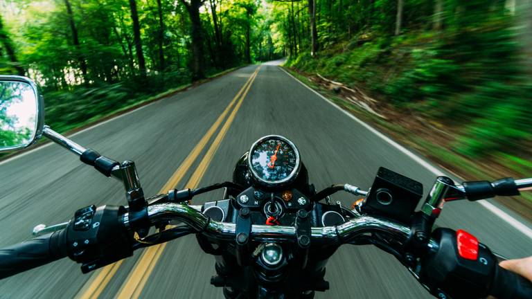 Motorrijden is hot en dat merken de motorwinkels ook