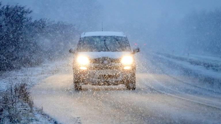 Een auto in de sneeuw (archieffoto: Ben Saanen).