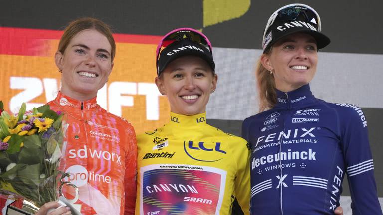 Het supertrio van de Tour de France Femmes, van links naar rechts: Demi Vollering, Katarzyna Niewiadoma en Pauliena Rooijakkers (foto: ANP).