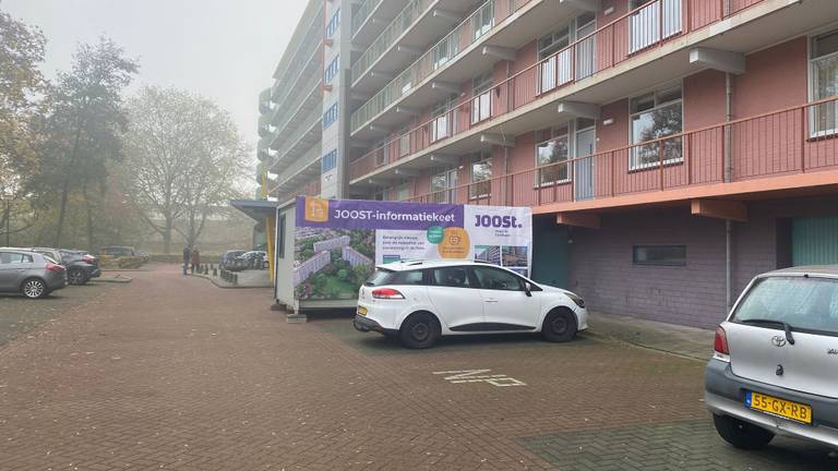 Er is een informatiebord geplaatst naast de flats in Hintham.