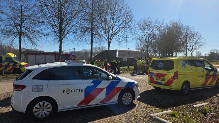 Een man is dinsdag in Heeswijk-Dinther overleden nadat hij met zijn fiets in de sloot reed.