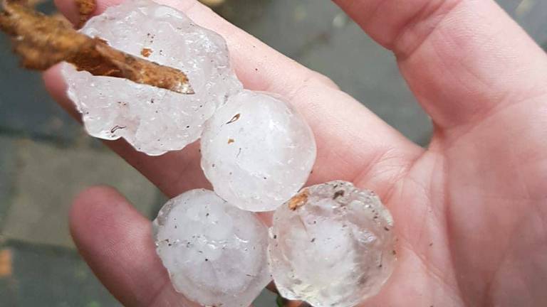 Hagel in de zomer komt bijna jaarlijks voor, maar hoe ontstaan die ijsballen? (archieffoto: Anika van Rijthoven)