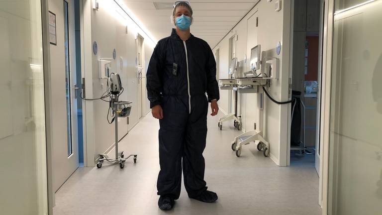 Fysiotherapeut Lennart Surewaard op de coronavleugel van het Amphia Ziekenhuis in Breda.