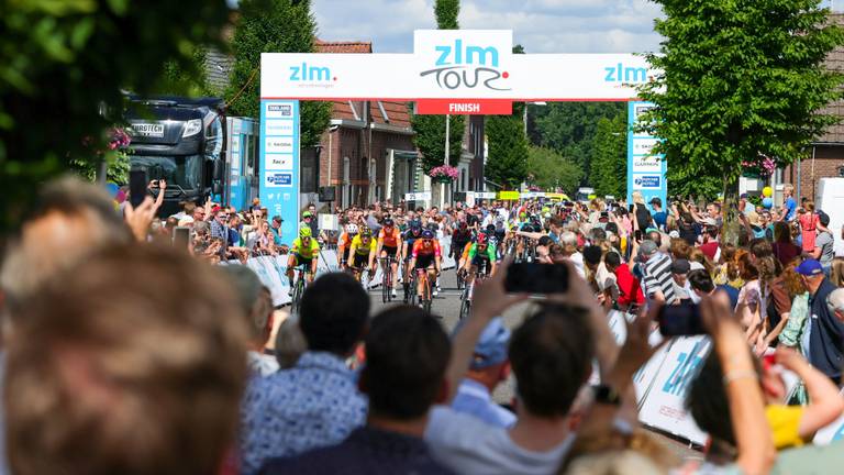 De finish van de vierde etappe in Mierlo (foto: ZLM Tour).