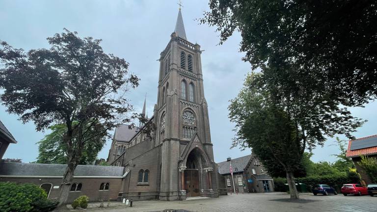 Het dorpshuis rechts naast de kerk moet wijken voor woningen (foto: Jos Verkuijlen).  