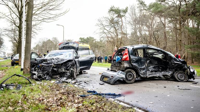Ongeluk op de Reeshofweg in Tilburg (foto: Jack Brekelmans/SQ Vision).
