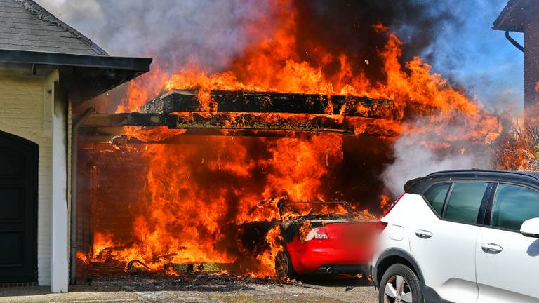 Autobrand onder carport zorgt voor ravage bij twee huizen