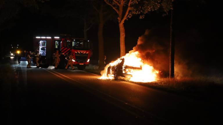 De auto vatte vlam op de N277 bij Venhorst (foto: Kevin Kanters/SQ Vision).