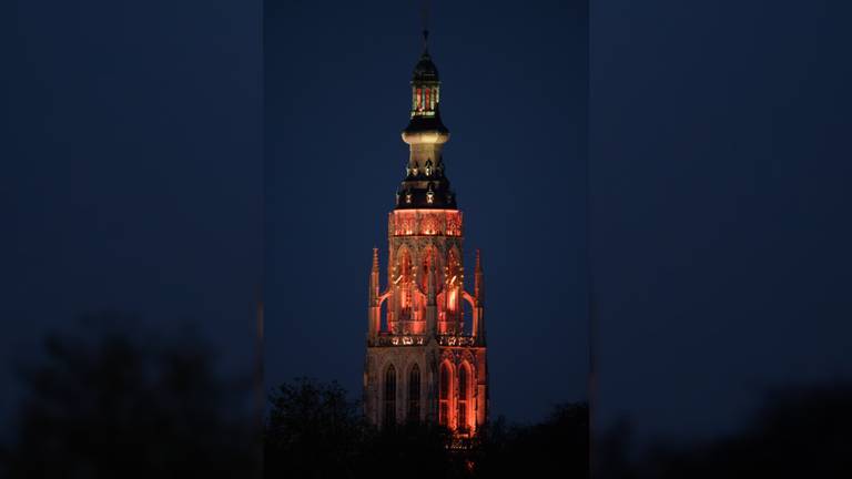 De Grote Kerk in Breda is oranje verlicht (foto: Gemeente Breda). 