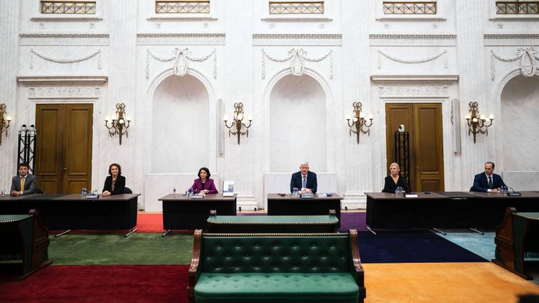 De commissie tijdens de presentatie van het eindverslag (foto: Bart Maat/ANP).