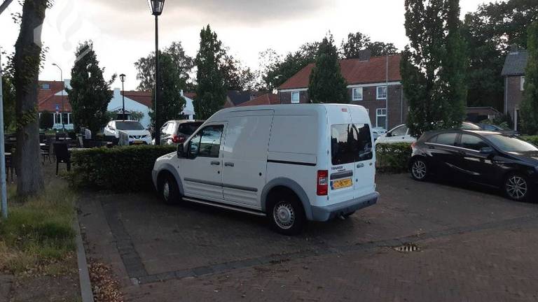 De geparkeerde lokbus (Foto: politie). 