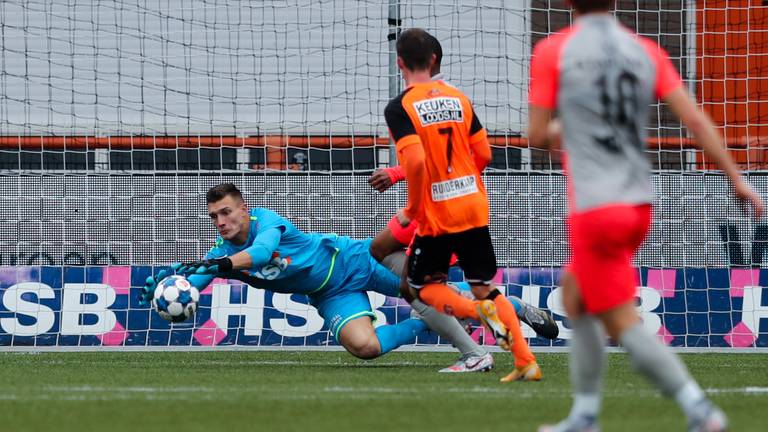 Doelman Nordin Bakker van FC Volendam stopt een Eindhovens schot. (Foto: Orange Pictures)