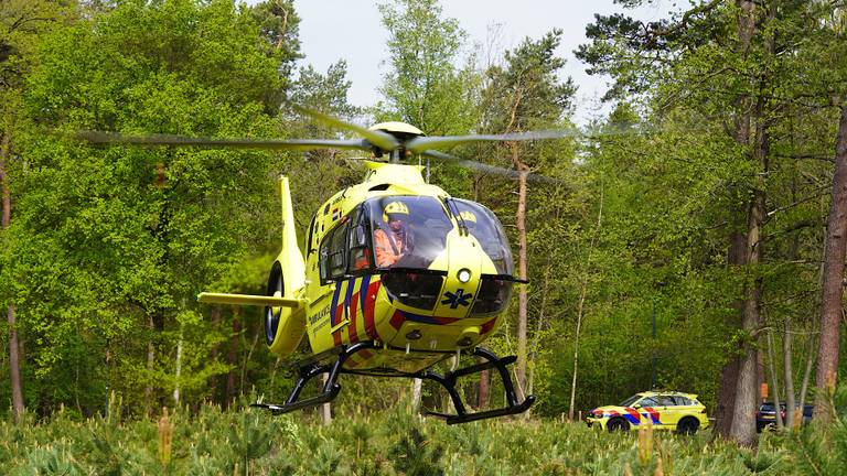 De traumahelikopter in het bos bij Dorst (foto: Jeroen Stuve).