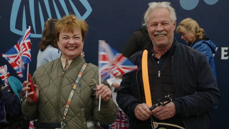 Peter en Nelly bij de kroning van King Charles III (beeld: 1Vandaag/AVROTROS).