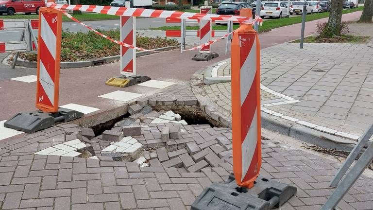 Het sinkhole op de kruising van de Hendrik Staetslaan met de Doctor Berlagelaan (foto: Tom Berkers).