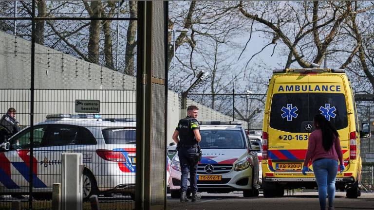 Hulpdiensten na de fatale steekpartij in de jeugdgevangenis. (Archieffoto: SQ Vision Mediaprodukties)