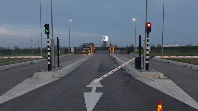 De gehavende slagboom (foto: Team Verkeer politie Zeeland West-Brabant)