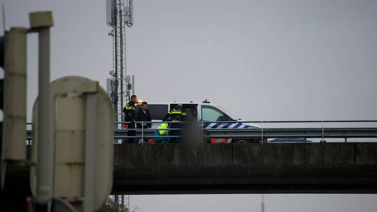 De vrouw hing aan een viaduct boven de A4 (foto: SQ Vision). 