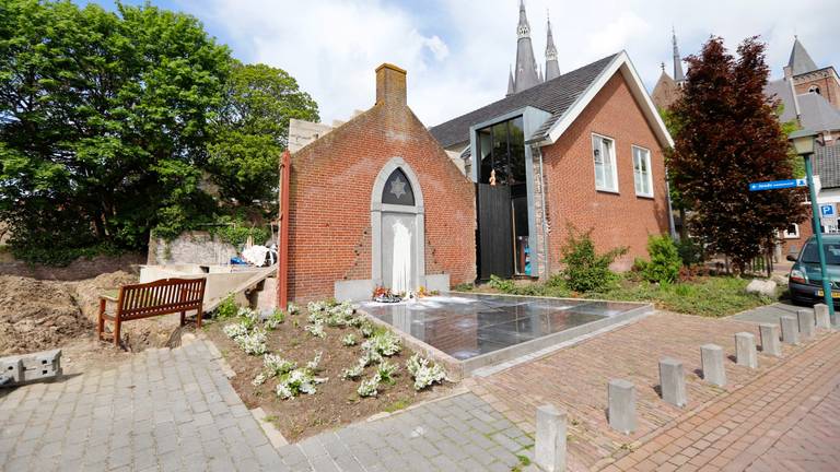 Het monument aan het Maasveld (foto: SK-Media).