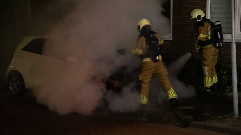 De auto stond aan de voorkant in brand (foto: Christian Traets / SQ Vision).