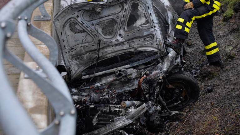 De uitgebrande auto (foto: Perry Roovers/SQ Vision).