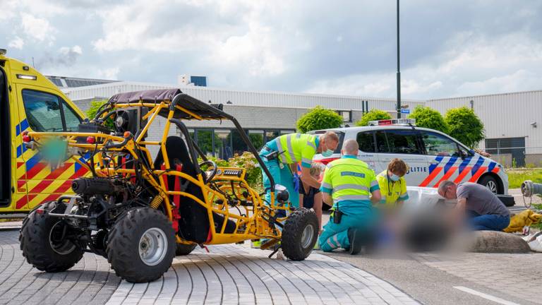 Terwijl de hulpverleners hun werk deden, hield ze de hand van de man vast (foto: Marcel van Dorst / SQ Vision).