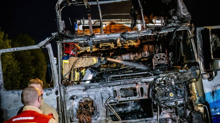 Cabine vrachtwagen brandt uit op A58, vlammen grepen snel om zich heen