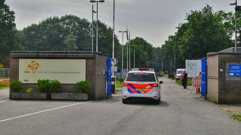 Politie ter plekke bij het azc in Budel (foto: Rico Vogels/SQ Vision).