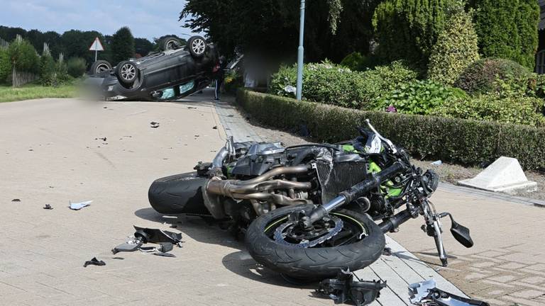 Een motorrijder raakte dinsdagmiddag zwaargewond op het kruispunt. (foto: Bart Meesters/SQ Vision).