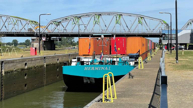 De sluis bij Grave wordt tot zeker eind augustus gebruikt als omleidingsroute (foto: Jos Verkuijlen)