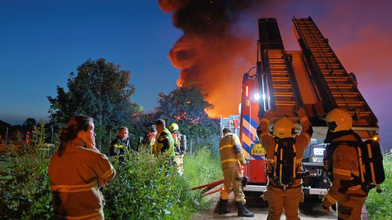 De brandweer bluste de stal in Boxmeer (foto: SK-Media).