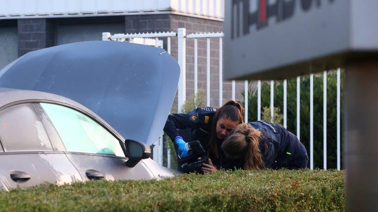De politie doet onderzoek na de beschieting in Helvoirt (foto: Bart Meesters).