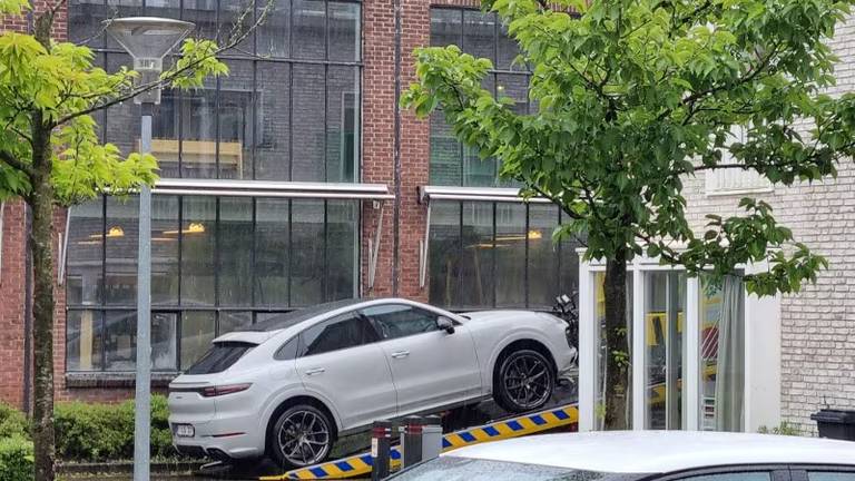 In het onderzoek naar de oud-profvoetballer werden drie voertuigen in beslag genomen waaronder een Porsche (foto: politie).