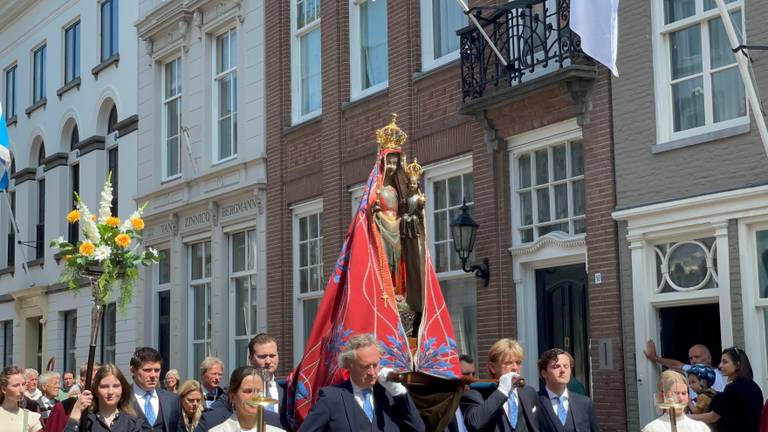 Mariabeeld wordt door de straten van Den Bosch gedragen