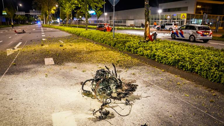 De Meerakkerweg in Eindhoven was bezaaid met auto-onderdelen na de crash (foto: Sem van Rijssel/SQ Vision).